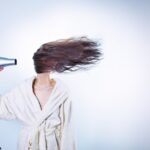 כיצד לסדר את החלק האחורי של השיער שלך כדי למנוע נפיחות